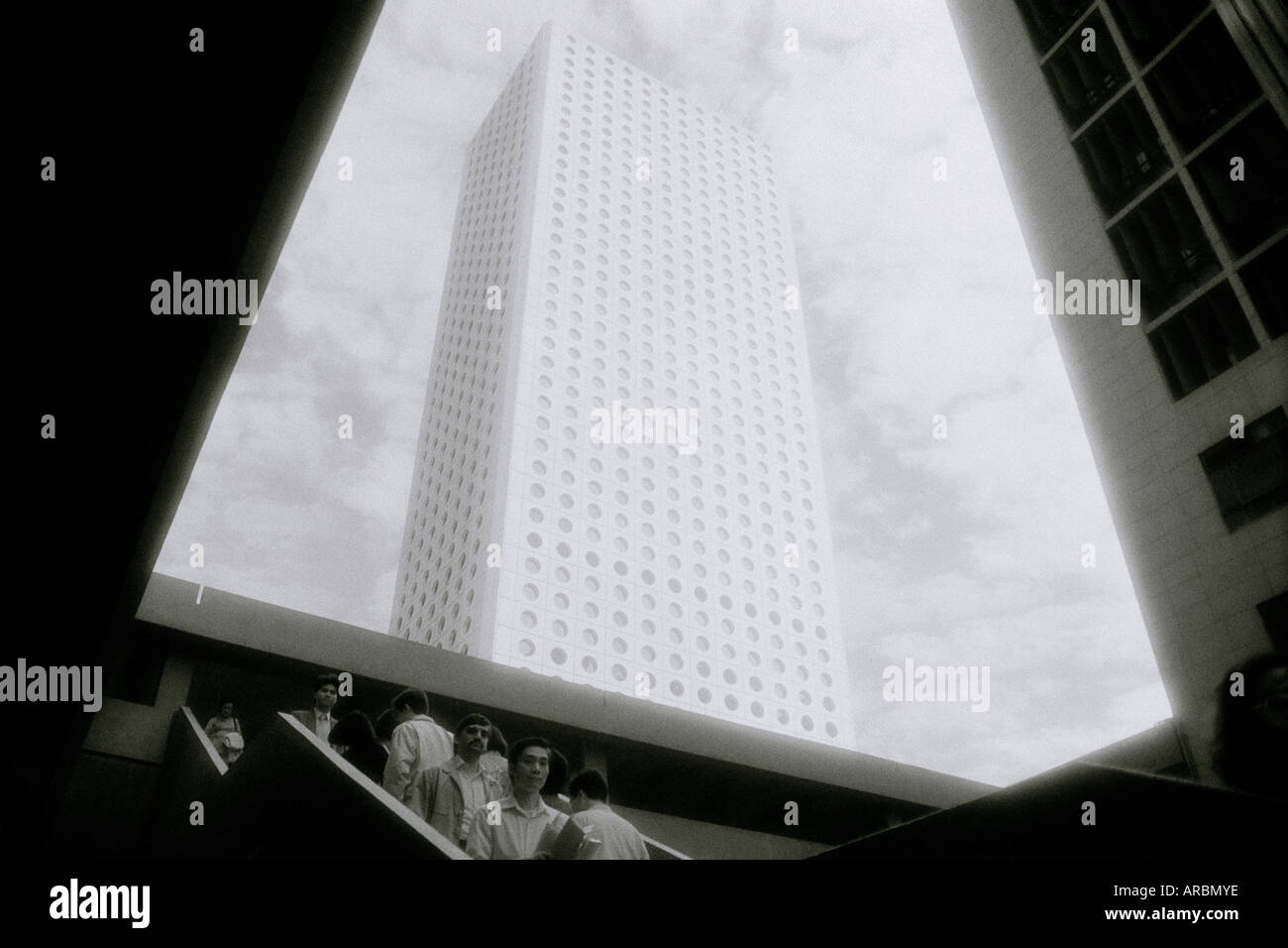 Scène surréaliste dans l'île de Hong Kong à la Chine en Extrême-Orient Asie du sud-est. Le surréalisme surréalisme villes Ville Paysage Urbain Architecture moderne en matière de déplacements urbains Banque D'Images