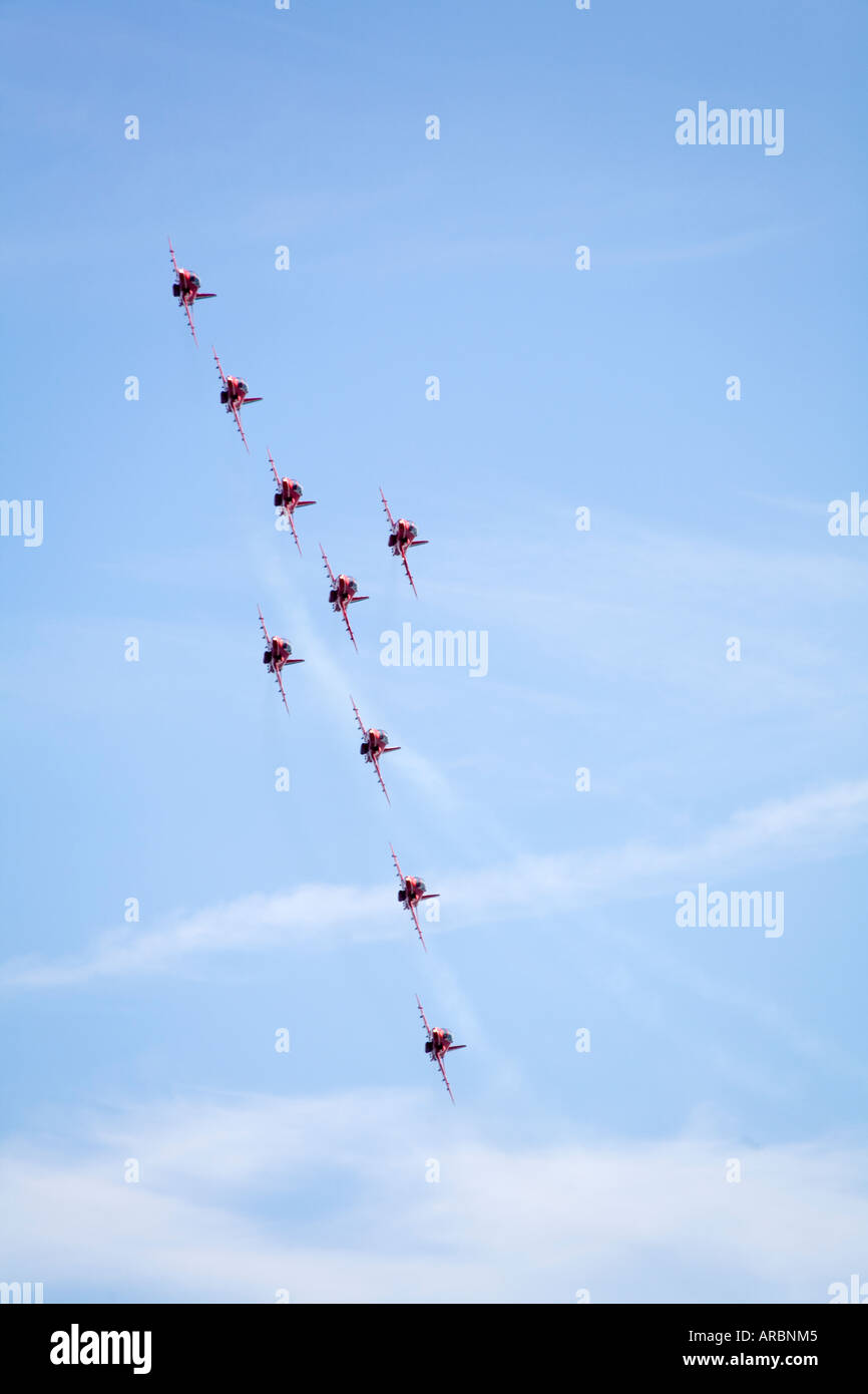 Des flèches rouges de l'équipe de voltige aérienne de la Royal Air Force en grande formation de King's Cross pendant leur 4000e affichage à RAF Leuchars, Fife Banque D'Images