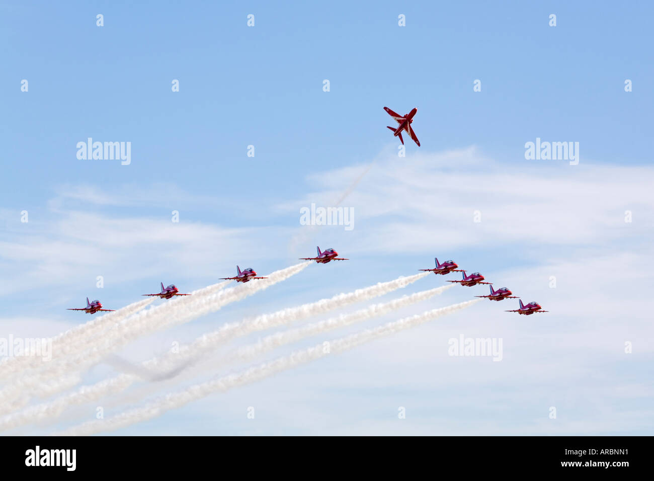 Des flèches rouges de l'équipe de voltige aérienne de la Royal Air Force de rupture grande bataille montée verticale au cours de la formation 4000e afficher RAF Leuchars Banque D'Images