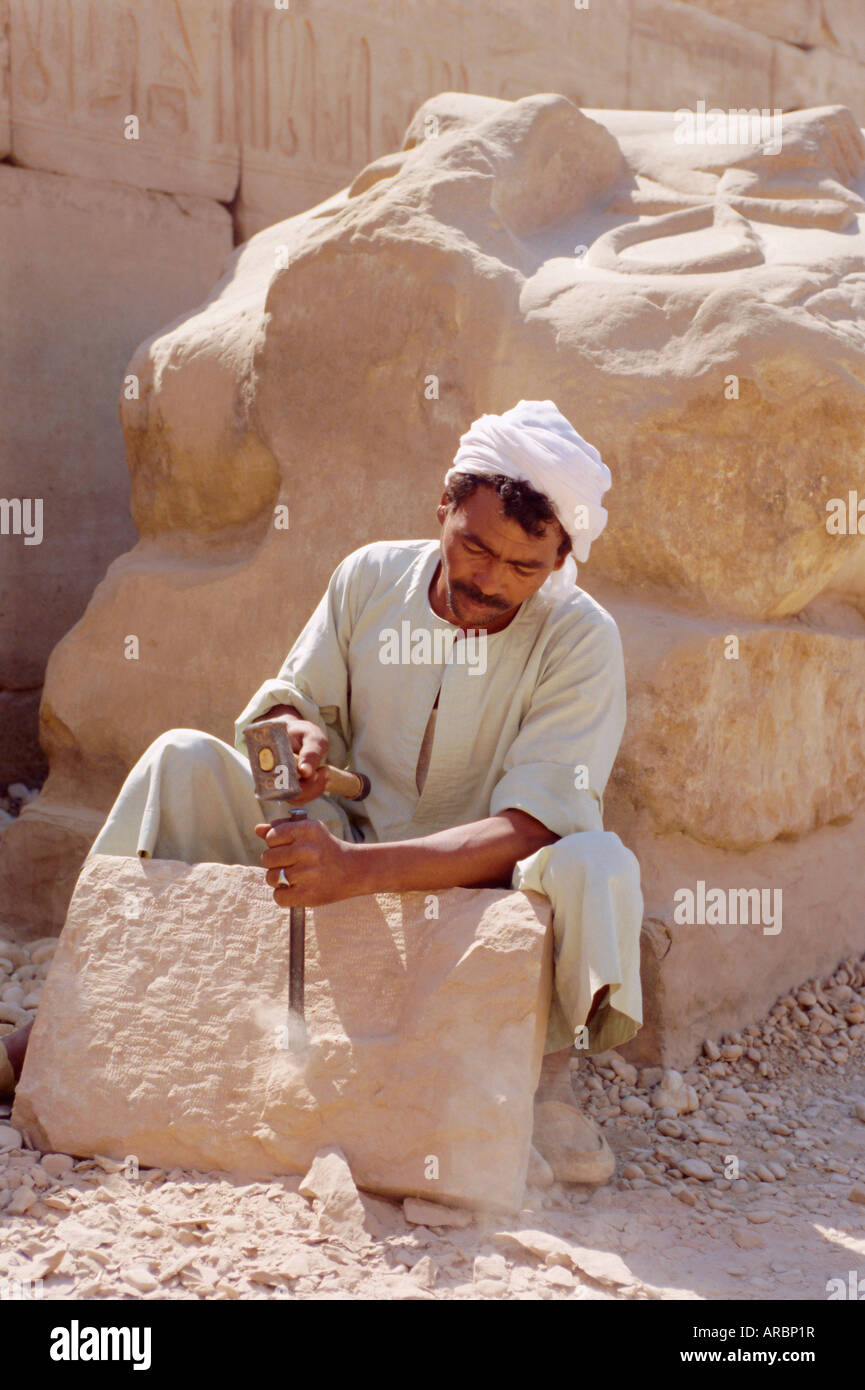 Tailleur de pierres au Temple de Karnak, Egypte, Afrique du Nord Banque D'Images
