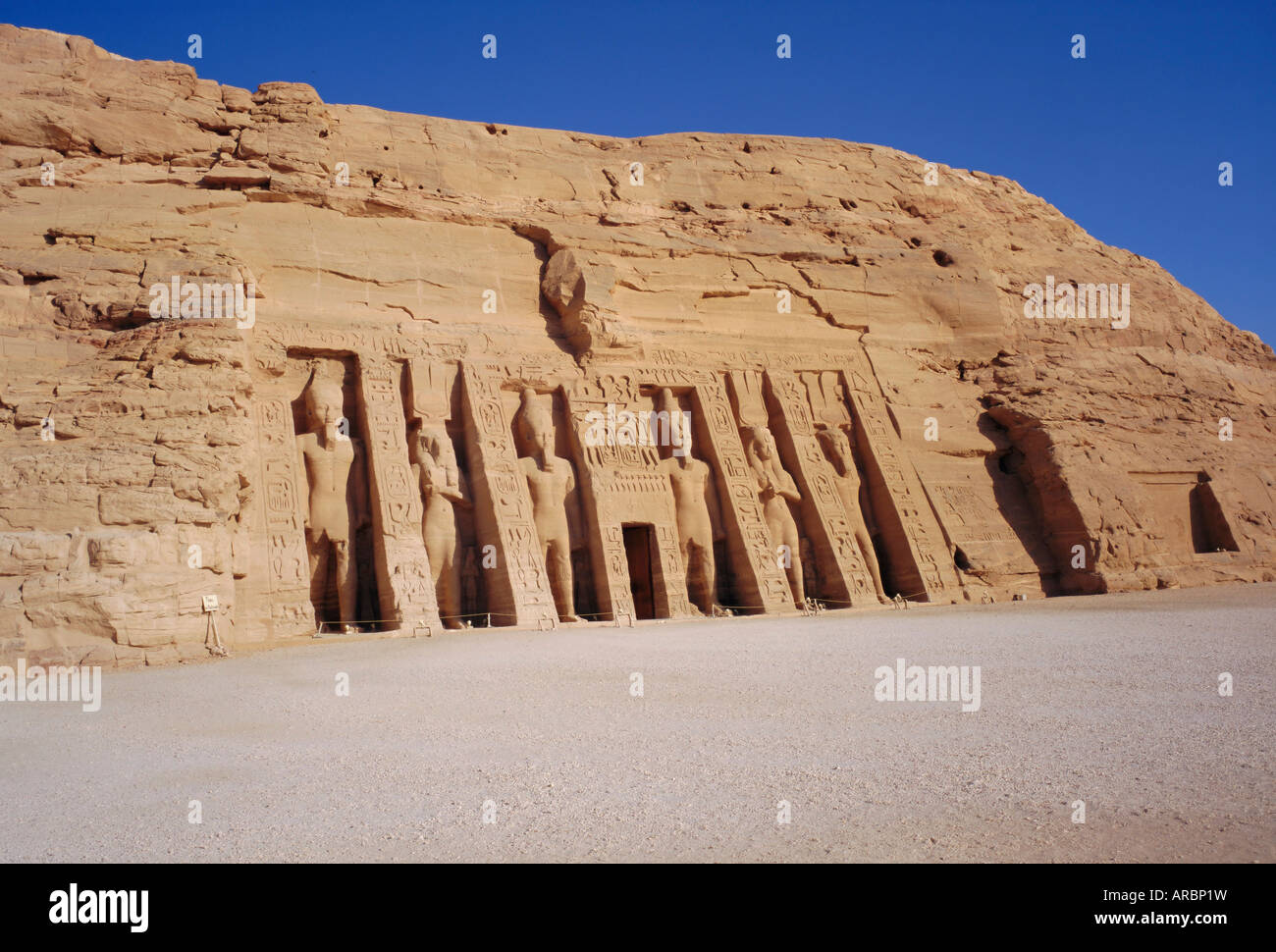 Temple d'Hathor en l'honneur d'Nefretare, a été déplacé lors de la construction du barrage d'Assouan, Abou Simbel, Égypte, Afrique du Nord Banque D'Images