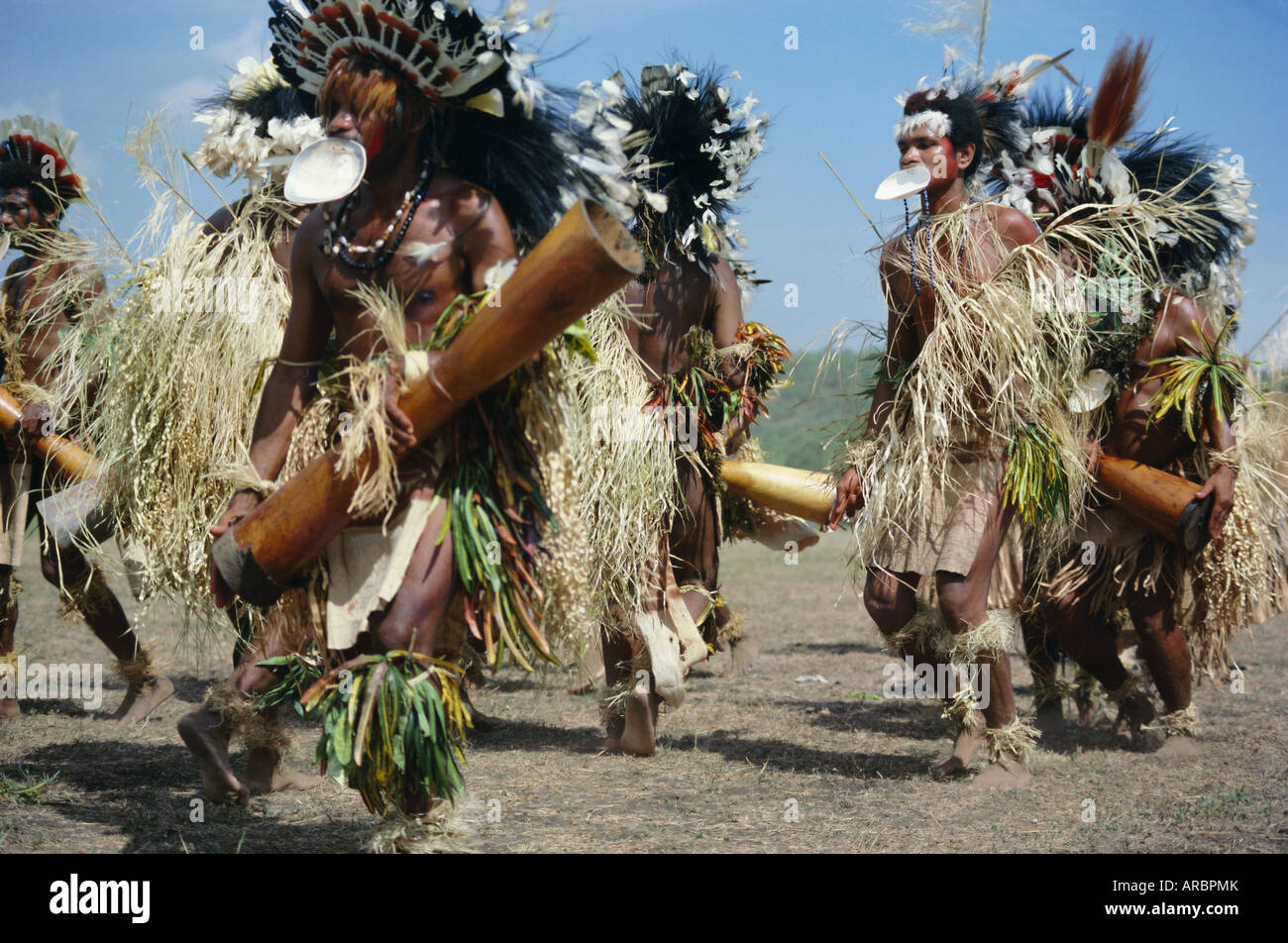 Les danseurs de l'île de Daru kundu comptable de la batterie à un sing-sing, Port Moresby, Papouasie Nouvelle Guinée, du Pacifique Banque D'Images