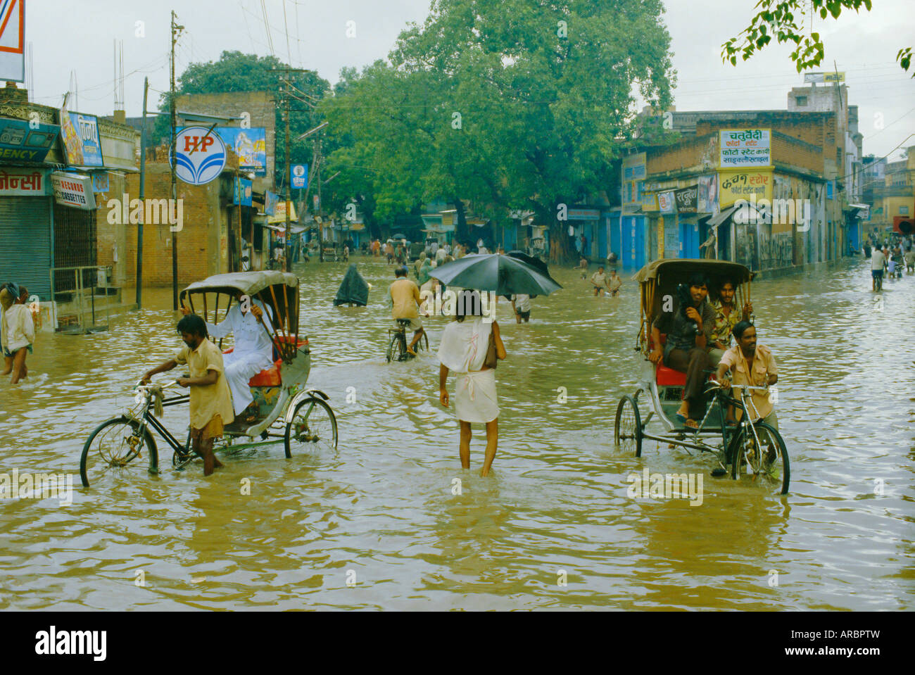 Les pousse-pousse, poussé dans les inondations de mousson en Inde, une ville Banque D'Images