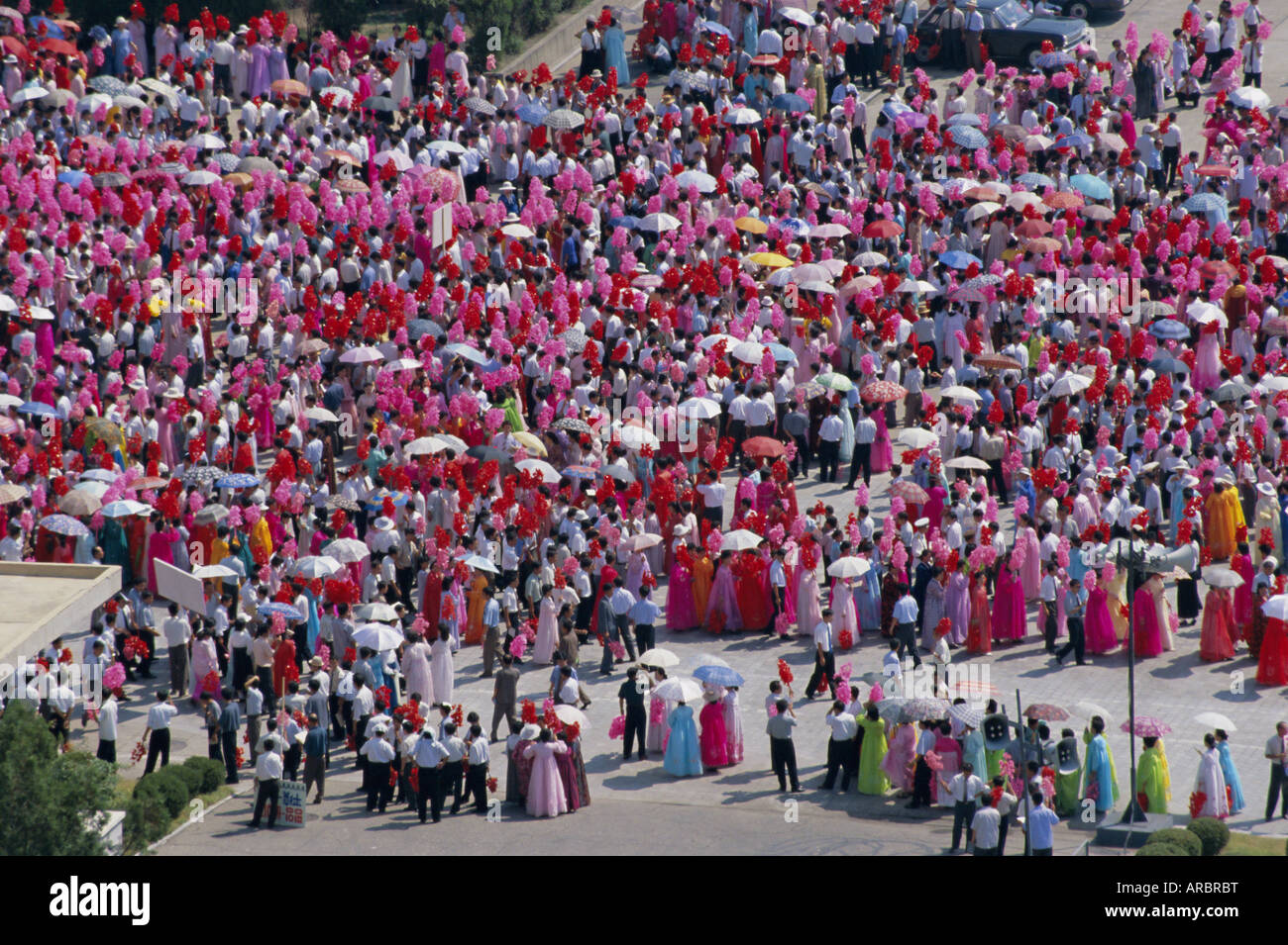 Les femmes en costume national parade dans la Place Kim Il Sung pour visite d'état, Pyongyang, Corée du Nord, d'Asie Banque D'Images