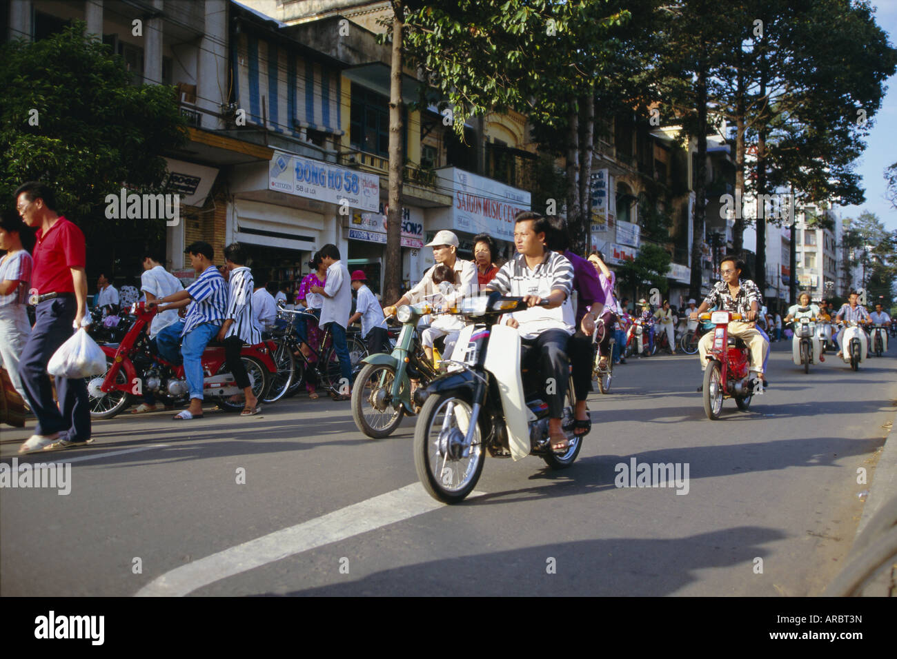 Les motos sur le Loi Boulevard en centre-ville, Ho Chi Minh Ville (anciennement Saigon), le Vietnam, l'Indochine, l'Asie du Sud-Est, Asie Banque D'Images