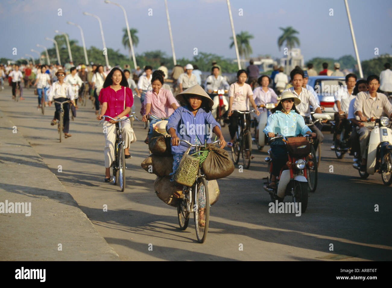 Les cyclistes en heure de pointe du matin sur le pont de Phu Xuan, Hue, Vietnam, Indochine, Asie du Sud-Est, l'Asie Banque D'Images