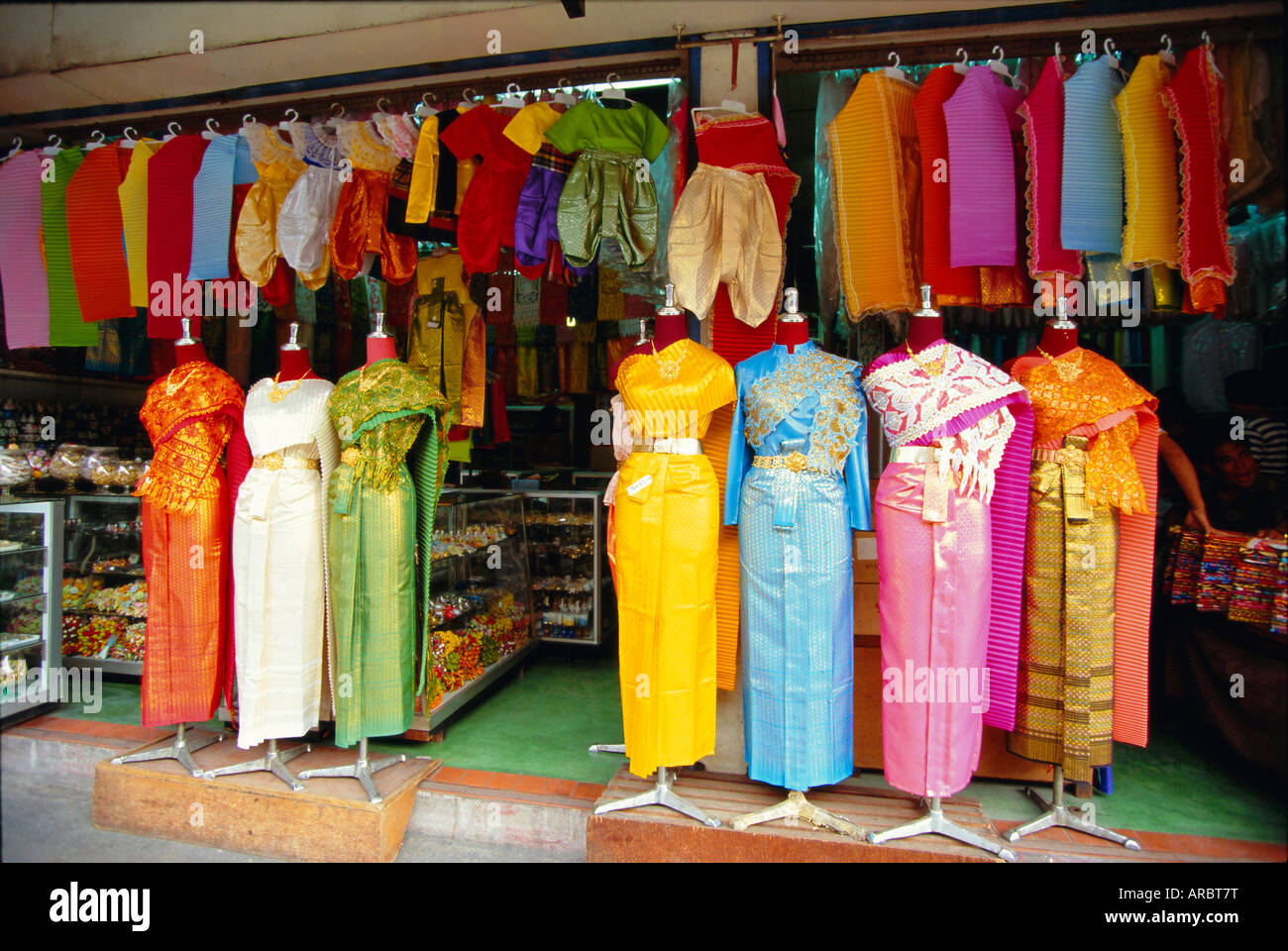 Vêtements en vente, Bangkok, Thailande, Asie Photo Stock - Alamy