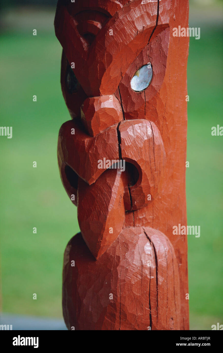 Une figure sculptée ou "poupou", dans le domaine culturel et réserve thermale de Whakarewarewa, Rotorua, île du Nord, Nouvelle-Zélande Banque D'Images