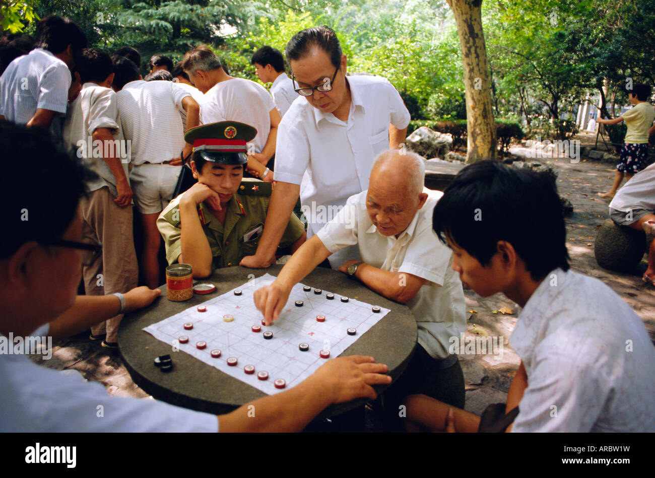 Les hommes jouant aux échecs chinois, Shanghai, Chine Banque D'Images
