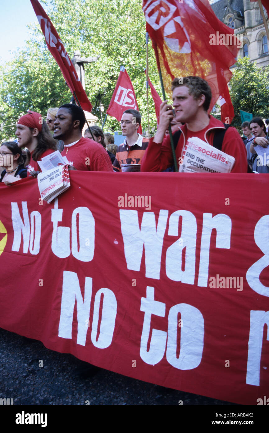 Des manifestants anti-guerre avec bannière rouge Banque D'Images