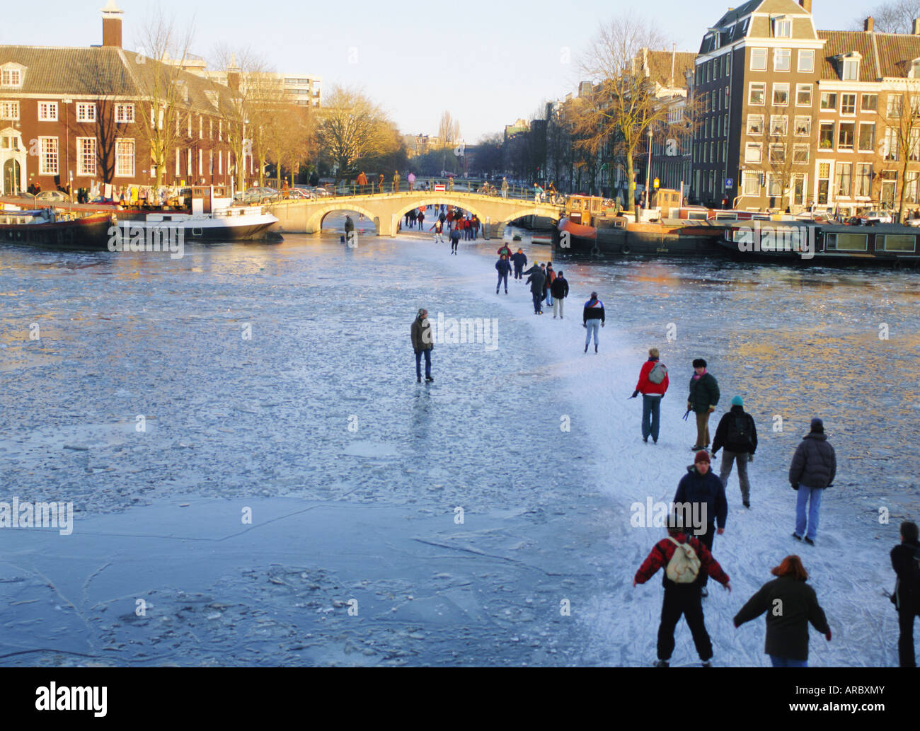 Les marcheurs et patineurs sur la rivière Amstel, Amsterdam, Pays-Bas Banque D'Images