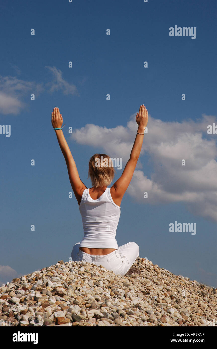 Jung Frau in weiß Yoga draußen - jeune femme en blanc à l'extérieur de yoga Banque D'Images