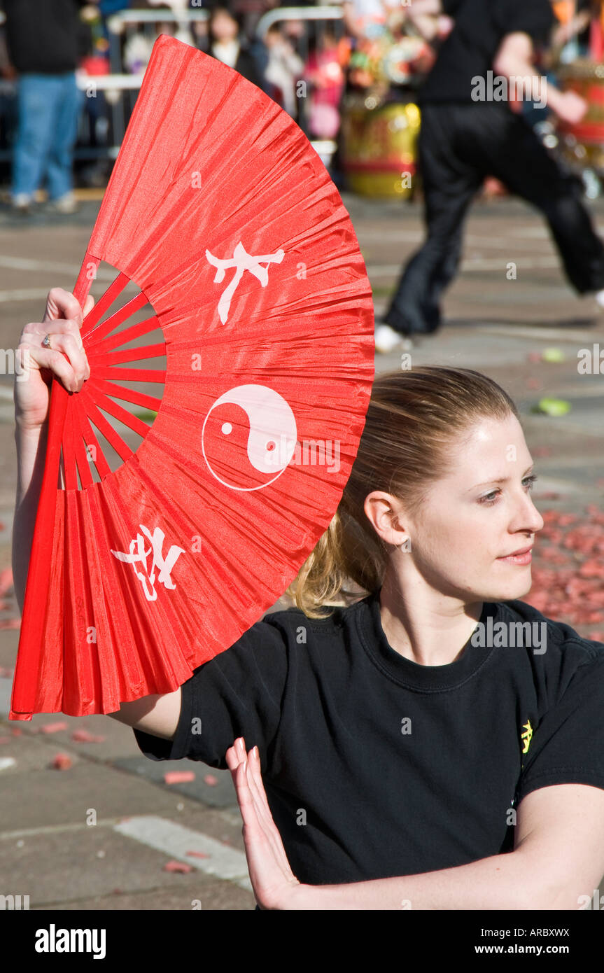 French Girl holding ventilateur chinois au cours d'une manifestation à l'arts des célébrations du Nouvel An chinois à Southampton en Angleterre Banque D'Images