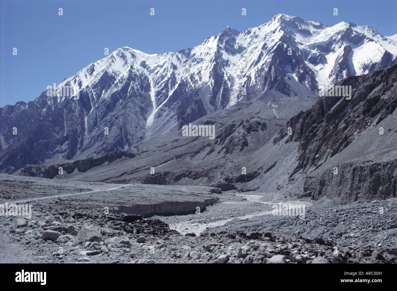 Le Karakorum (Karakoram Highway) du côté chinois, la rivière avec Giz, Xinjiang, Chine, Asie Banque D'Images