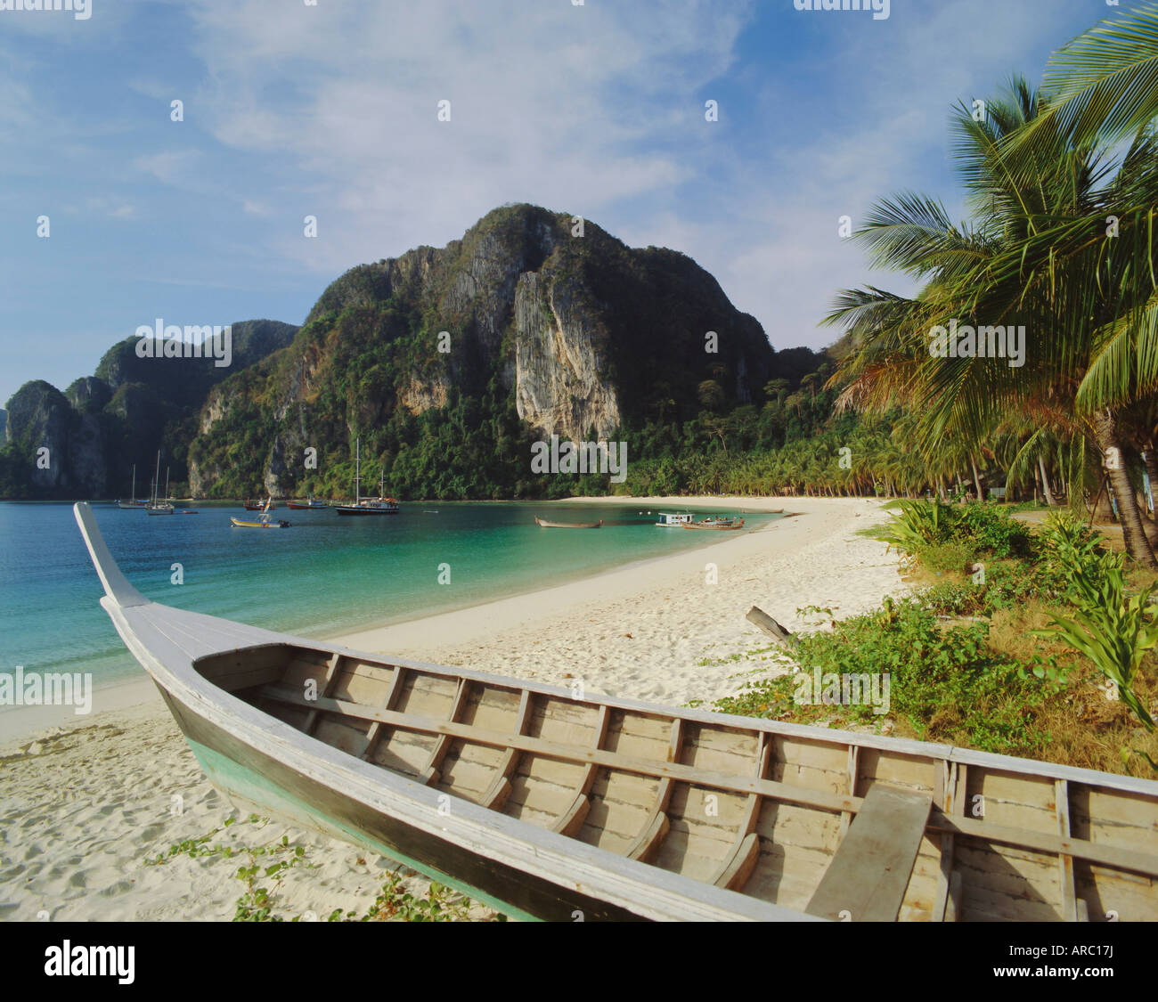 Boat on beach, Ko Pi (Pi) Koh Phi Phi Island, Thailand Banque D'Images