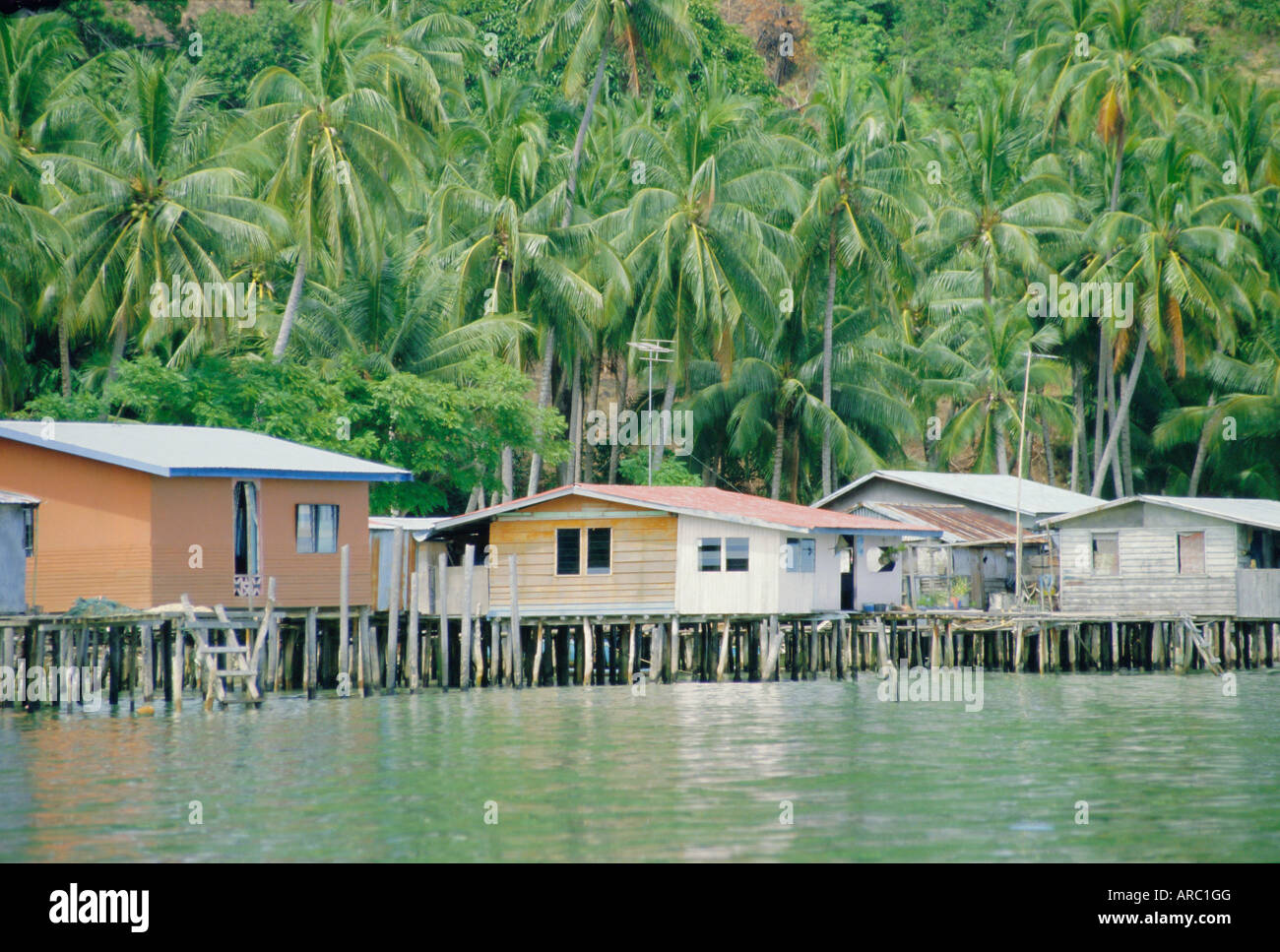 Maisons sur pilotis d'un village de pêcheurs, Sabah, Bornéo, Malaisie Banque D'Images