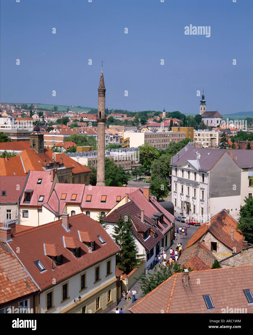 Maisons, le minaret turc, et d'églises dans la ville d'Eger, Hongrie Banque D'Images