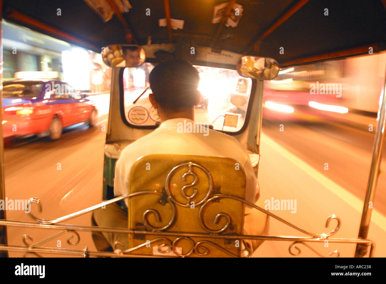 Voyageant à travers les rues de Bangkok en Thaïlande, dans le cadre d'un tuk tuk Banque D'Images