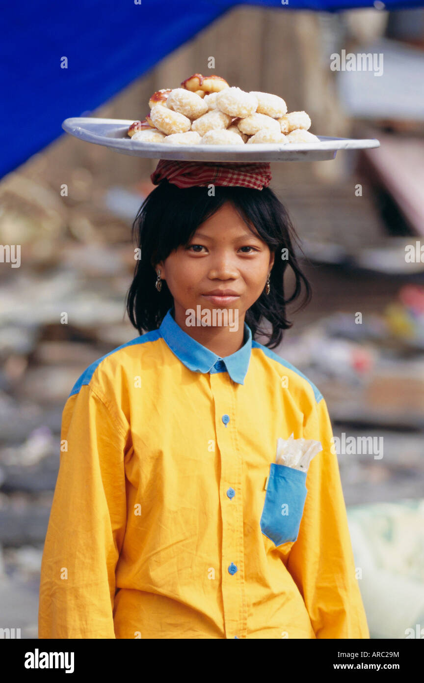 Portrait d'une jeune fille portant des brioches, Phnom Penh, Cambodge, Indochine, Asie Banque D'Images