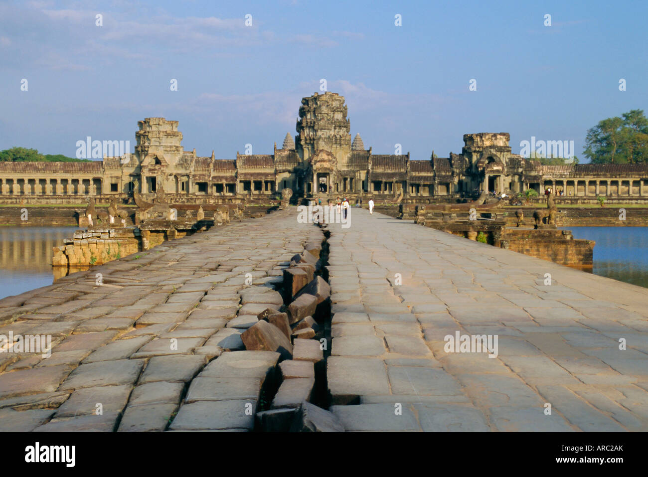 Chaussée de pierre menant au temple d'Angkor Wat, Angkor, Siem Reap, Cambodge Banque D'Images