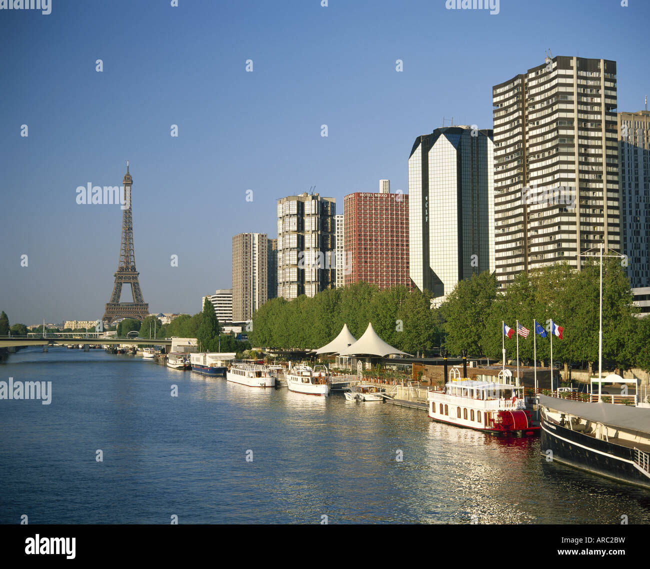 Vue depuis la Seine vers le centre Beaugrenelle et la Tour Eiffel, Paris, France Banque D'Images