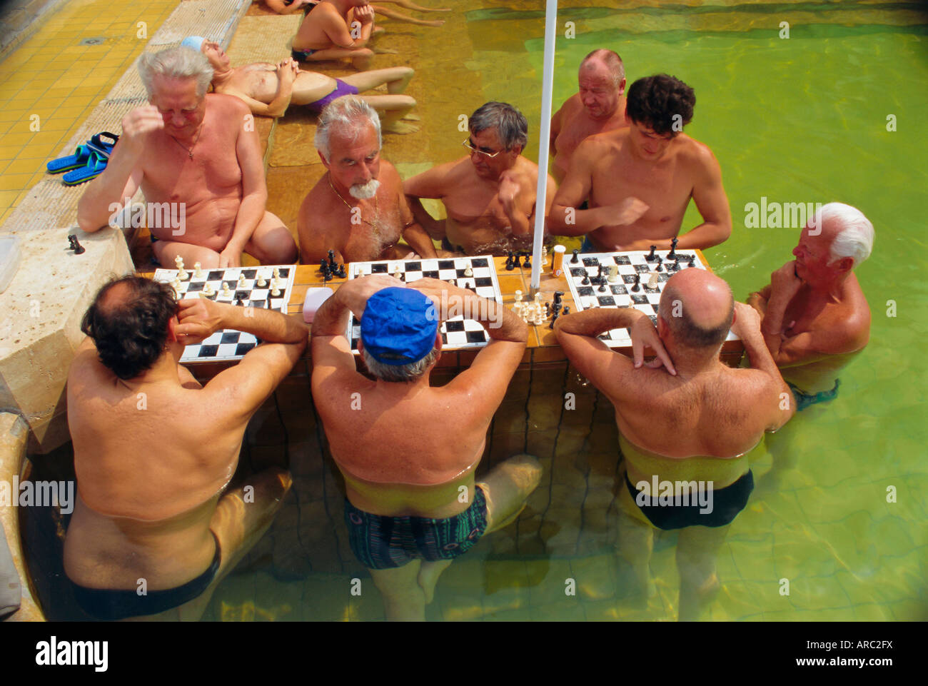 Les hommes jouant aux échecs, des bains Szechenyi Municipal, Budapest, Hongrie, Europe Banque D'Images