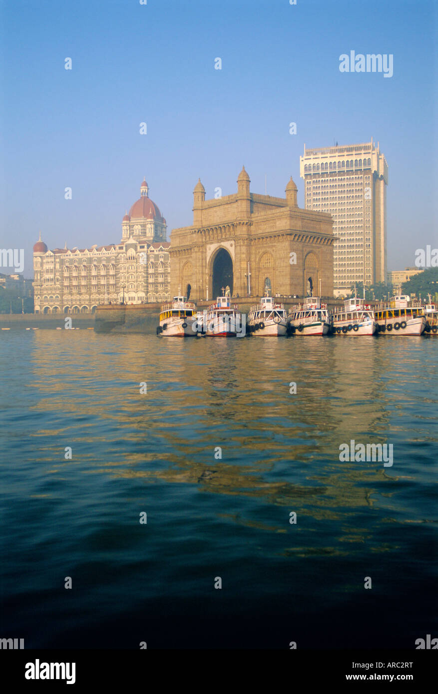 Porte de l'Inde arch et Taj Mahal Intercontinental Hotel, Mumbai (Bombay), l'État du Maharashtra, Inde Banque D'Images