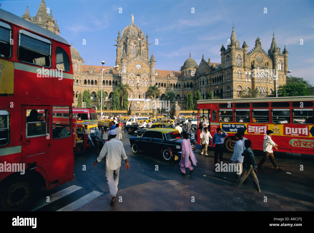 La circulation en face de la gare Victoria terminus ferroviaire, Mumbai (Bombay), l'État du Maharashtra, Inde Banque D'Images