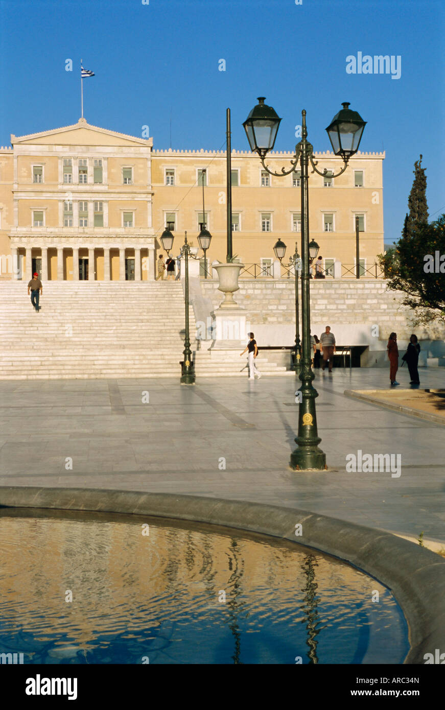La Place Syntagma à l'égard des édifices du Parlement, à Athènes, Grèce, Europe Banque D'Images