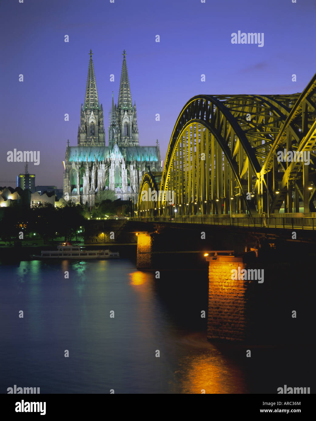 Pont sur le Rhin, et de la cathédrale (Dom), Cologne (Köln), Rhénanie du Nord-Westphalie, Allemagne, Europe Banque D'Images