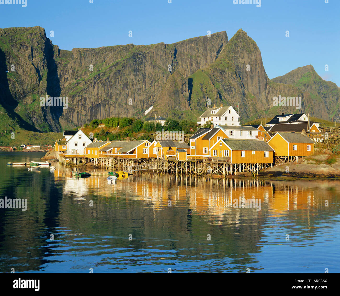 Moskenesoya, village de pêcheurs sur l'île de Sakrisoya, îles Lofoten, Nordland, Norvège, Scandinavie Banque D'Images