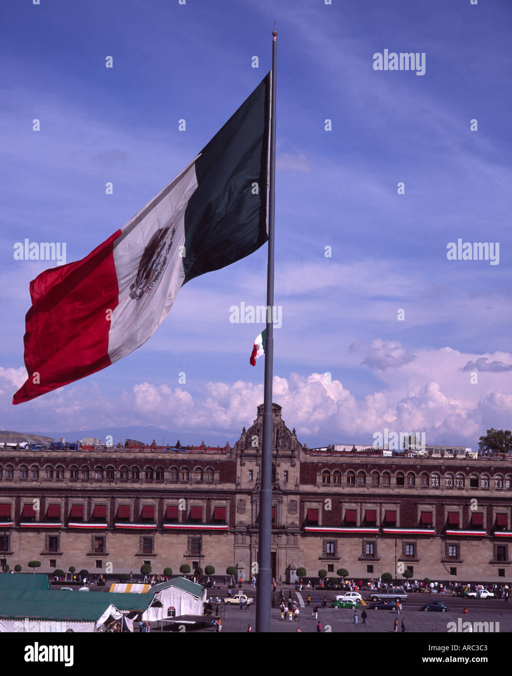 Drapeau Mexicain et Palacio Nacional sur le Zocalo Mexico Mexique Banque D'Images