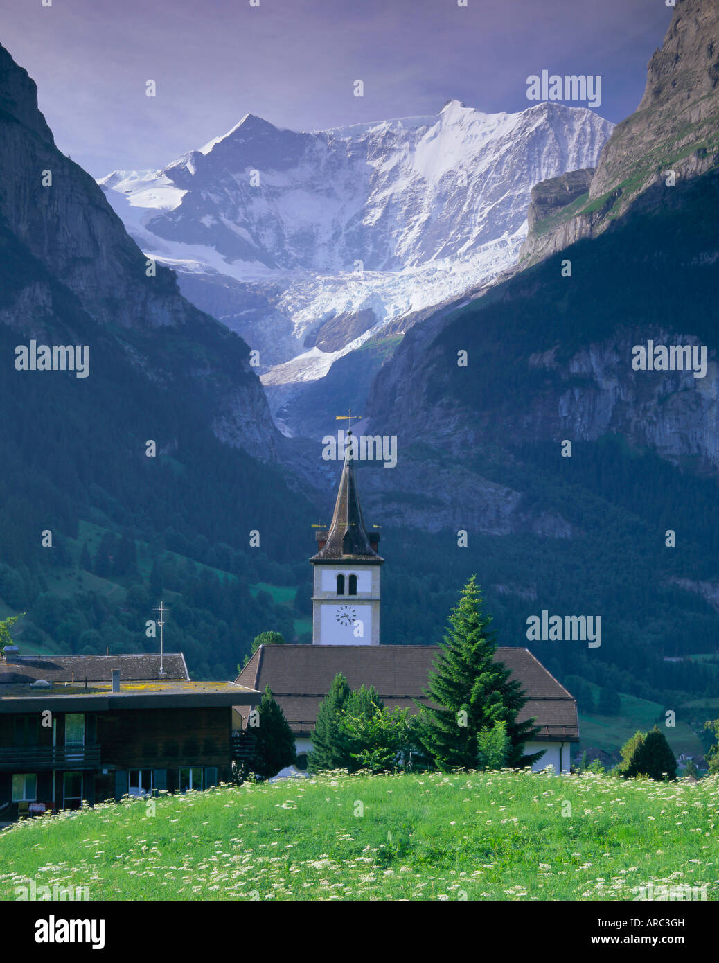 L'église du village et l'Oberer Grindelwald Glacier, Grindelwald, Jungfrau Region, Oberland Bernois, Alpes Suisses, Suisse, Europe Banque D'Images