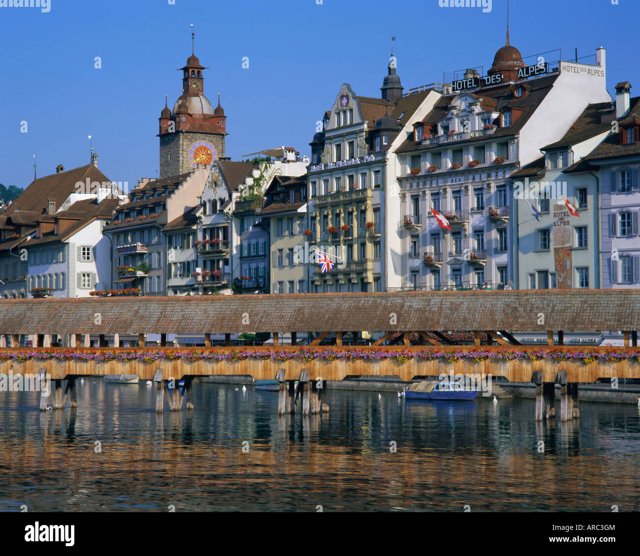 Kapellbrucke, pont en bois couvert, sur la rivière Reuss, Lucerne (Luzern), la Suisse, l'Europe Banque D'Images