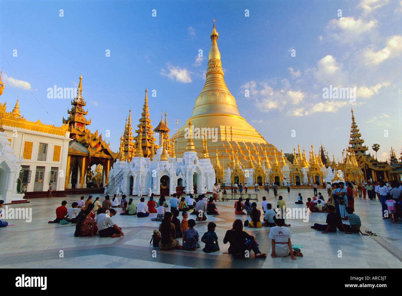 Les fidèles des le grand stupa doré, Paya Shwedagon pagode Shwe Dagon (), Yangon (Rangoon), le Myanmar (Birmanie) Banque D'Images