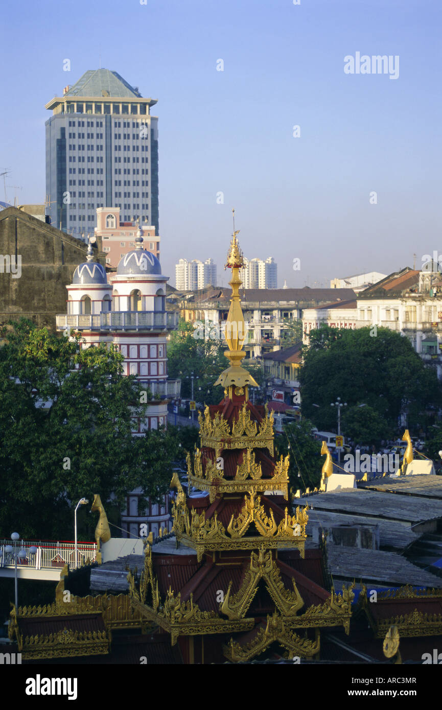 L'horizon de la zone centrale et Paya Sule (pagode Sule), Yangon (Rangoon), le Myanmar (Birmanie), l'Asie Banque D'Images