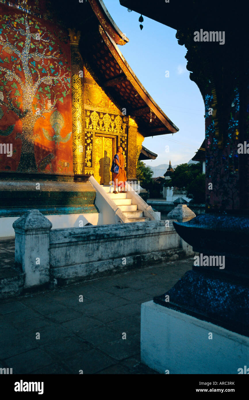 L'architecture de temple Lao classique, Wat Xieng Thong, Luang Prabang, Laos Banque D'Images