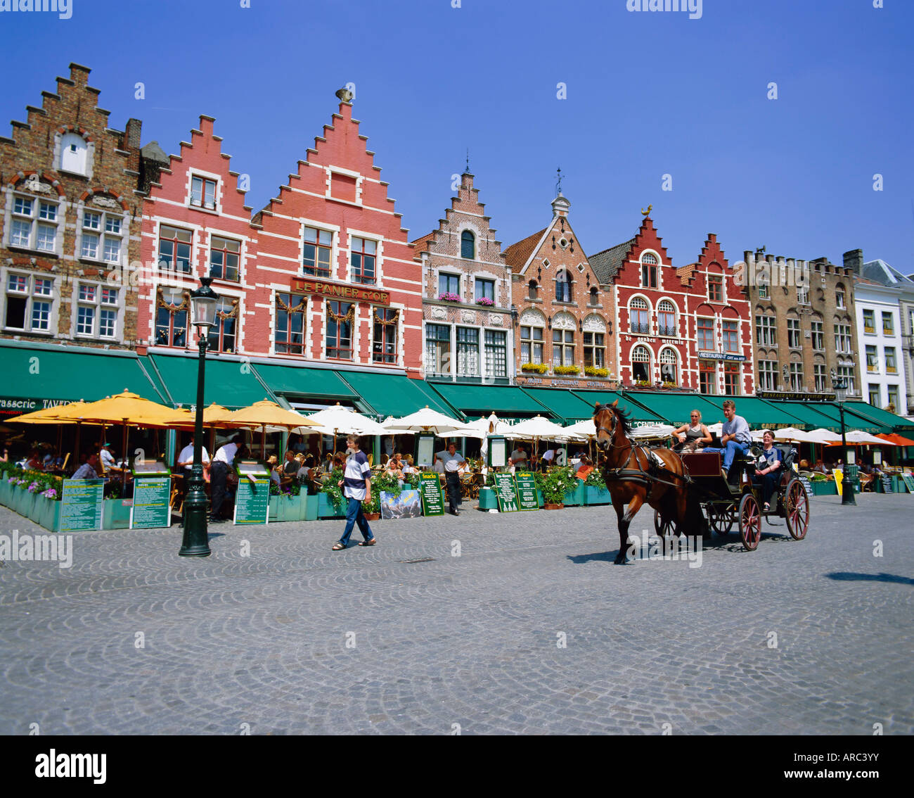 Les cafés de la place principale de la ville, Bruges, Belgique Banque D'Images