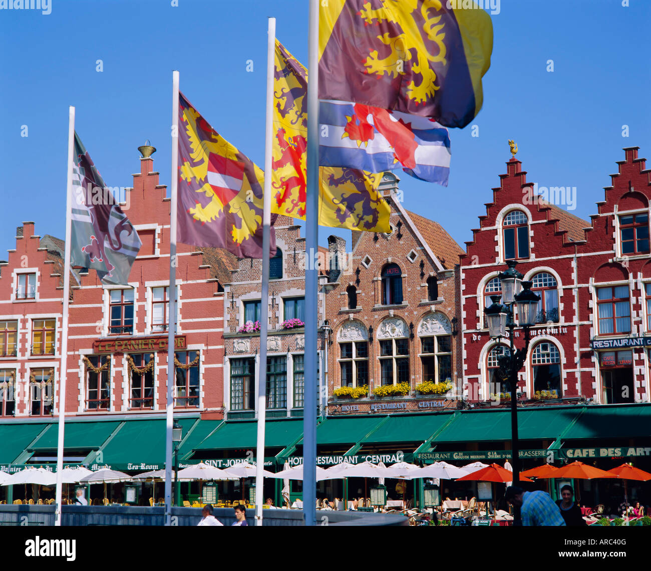 Les cafés de la place principale de la ville, Bruges, Belgique Banque D'Images