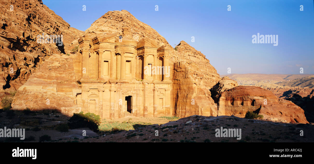 Al Deir (Ad-Deir), le monastère, dans la 'Rose Rouge' des Nabatéens, Petra, Jordanie Banque D'Images