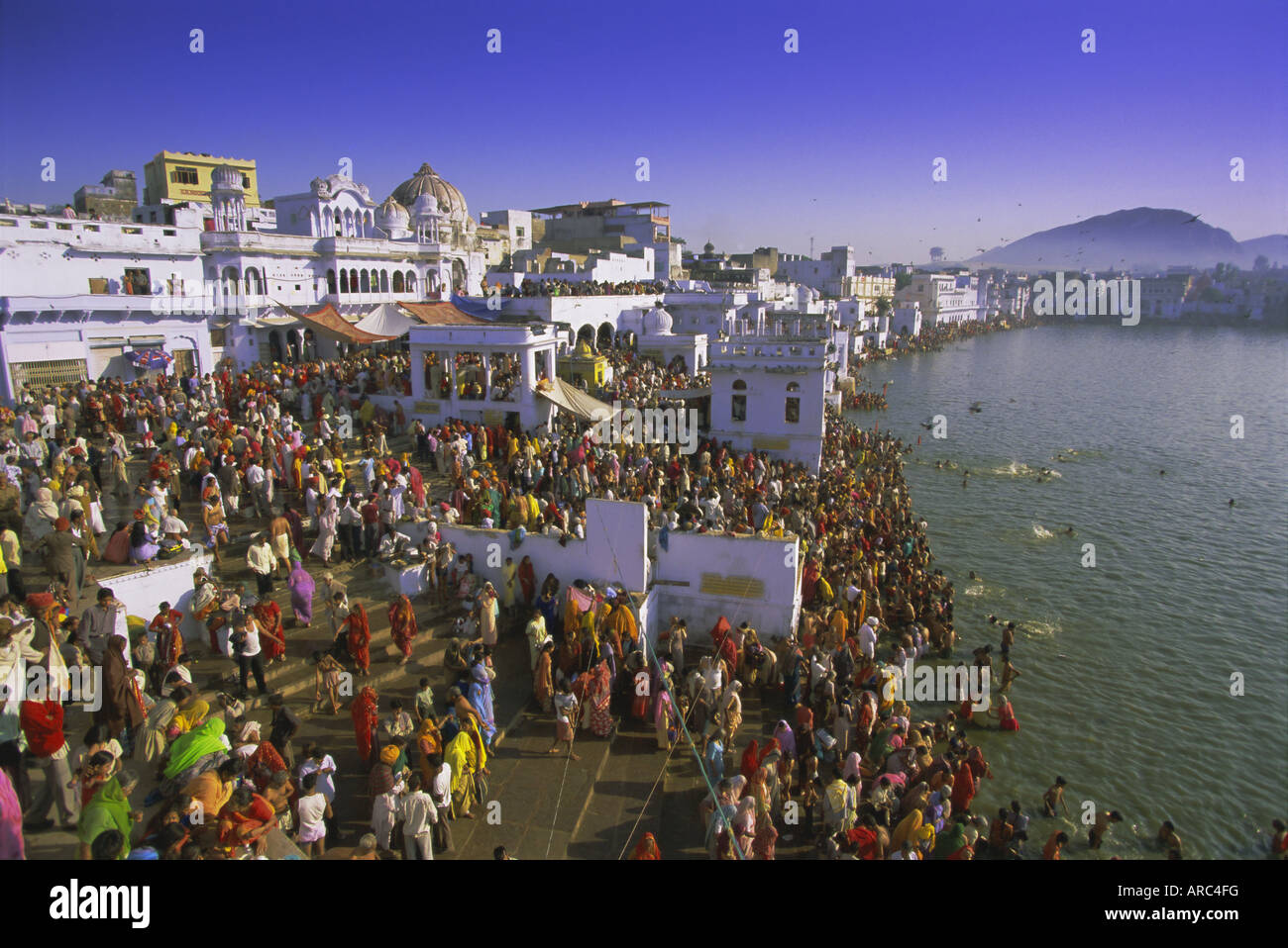 Les pèlerins à l'assemblée annuelle de la sainte pèlerinage hindou lac Pushkar, Pushkar, Rajasthan, Inde, Asie Banque D'Images