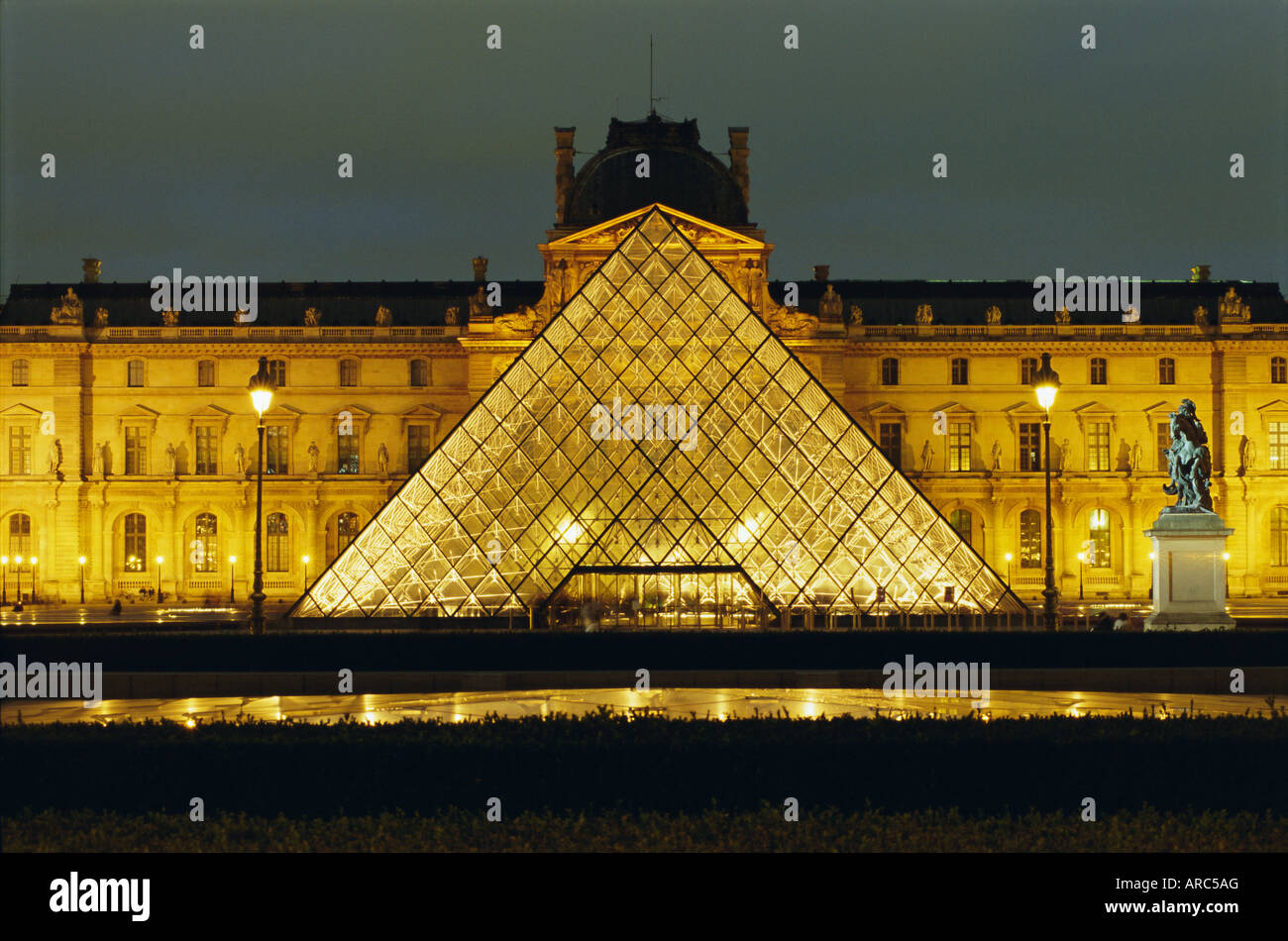 La pyramide du Louvre et illuminé la nuit, Paris, France, Europe Banque D'Images