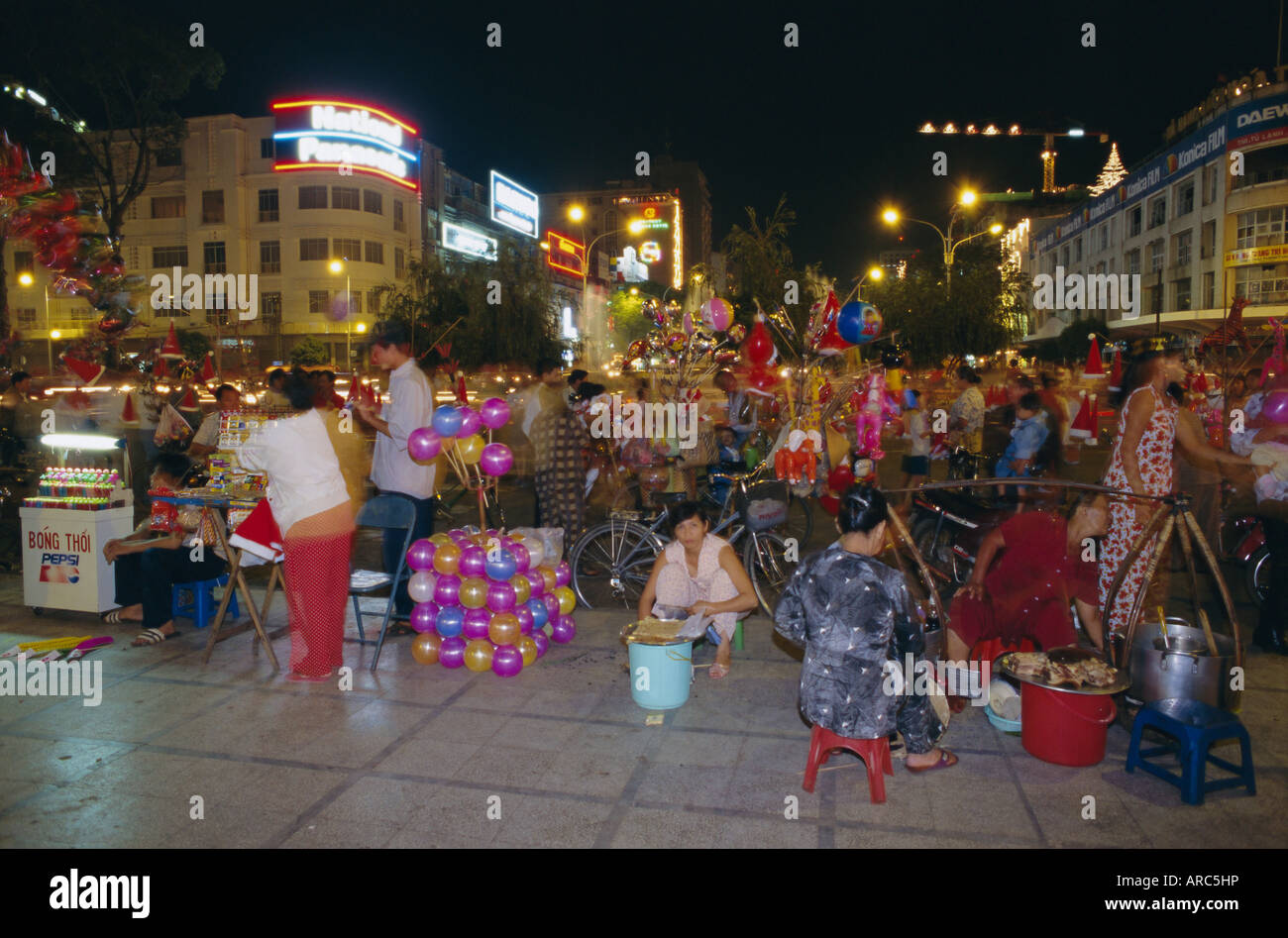 Scène de rue la nuit, Ho Chi Minh Ville (Saigon), Vietnam, l'Indochine, l'Asie Banque D'Images