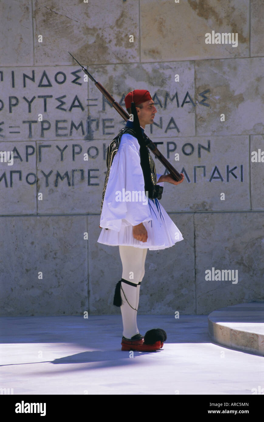 Evzones (garde de cérémonie), le Parlement, la Place Syntagma, Athènes, Grèce, Europe Banque D'Images