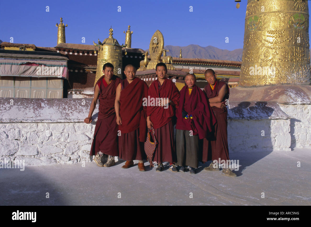 Moines au Temple Jokhang, à Lhassa, Tibet, Chine, Asie Banque D'Images