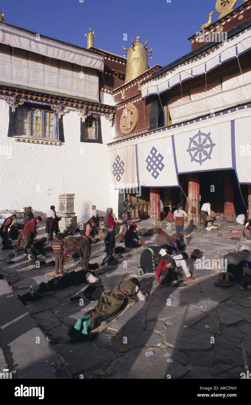 Les pèlerins se prosternant en dehors du Temple de Jokhang, à Lhassa, Tibet, Chine, Asie Banque D'Images