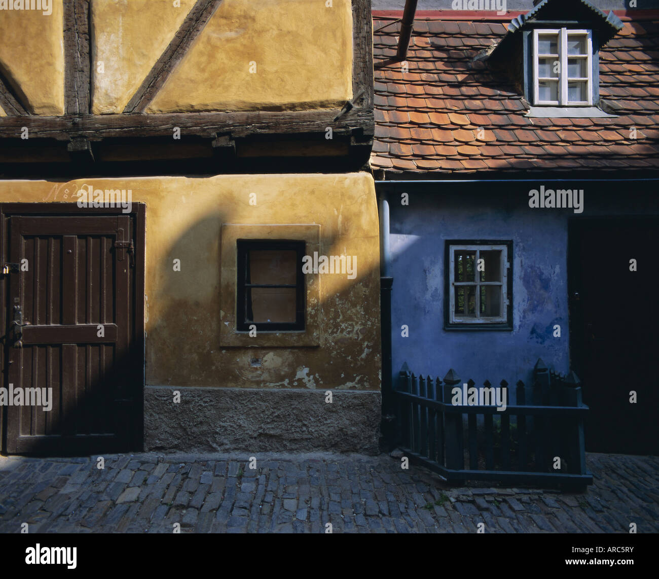 De vieux bâtiments colorés dans la Ruelle d'or, Prague, République Tchèque, Europe Banque D'Images