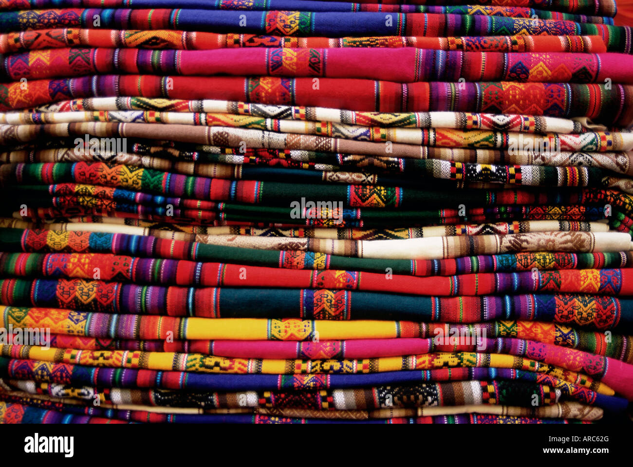 Détail d'un tas de ponchos colorés, Cuzco (Cusco), Pérou, Amérique du Sud Banque D'Images