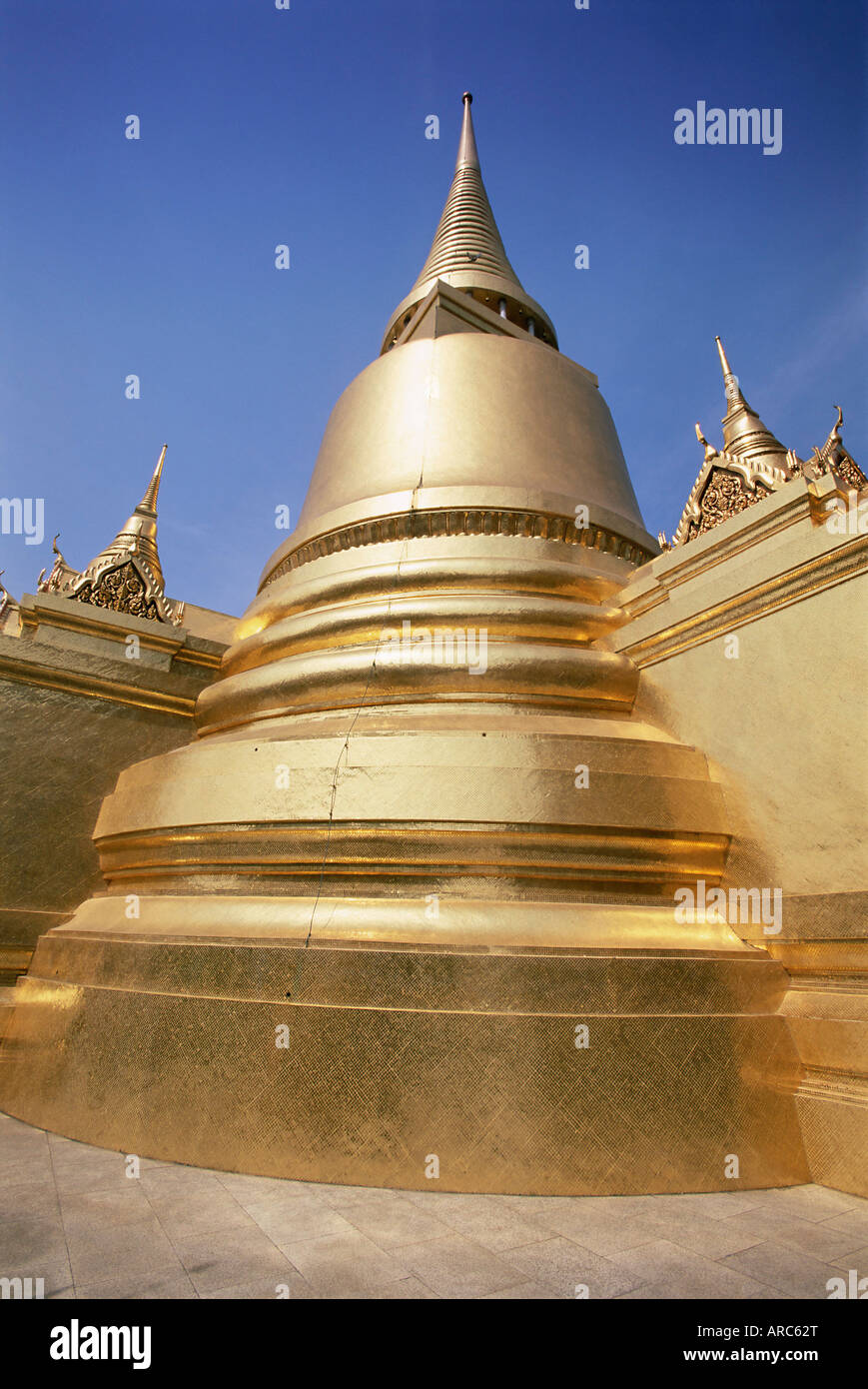 Stupa doré, Temple du Bouddha d'Émeraude (Wat Phra Kaew) dans le Grand Palace, Bangkok, Thaïlande, Asie du Sud-Est, Asie Banque D'Images