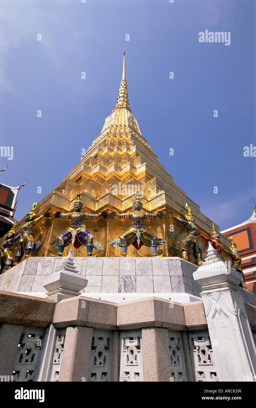 Flèche d'or, Temple du Bouddha d'Émeraude (Wat Phra Kaew) dans le Grand Palace, Bangkok, Thaïlande, Asie du Sud-Est, Asie Banque D'Images